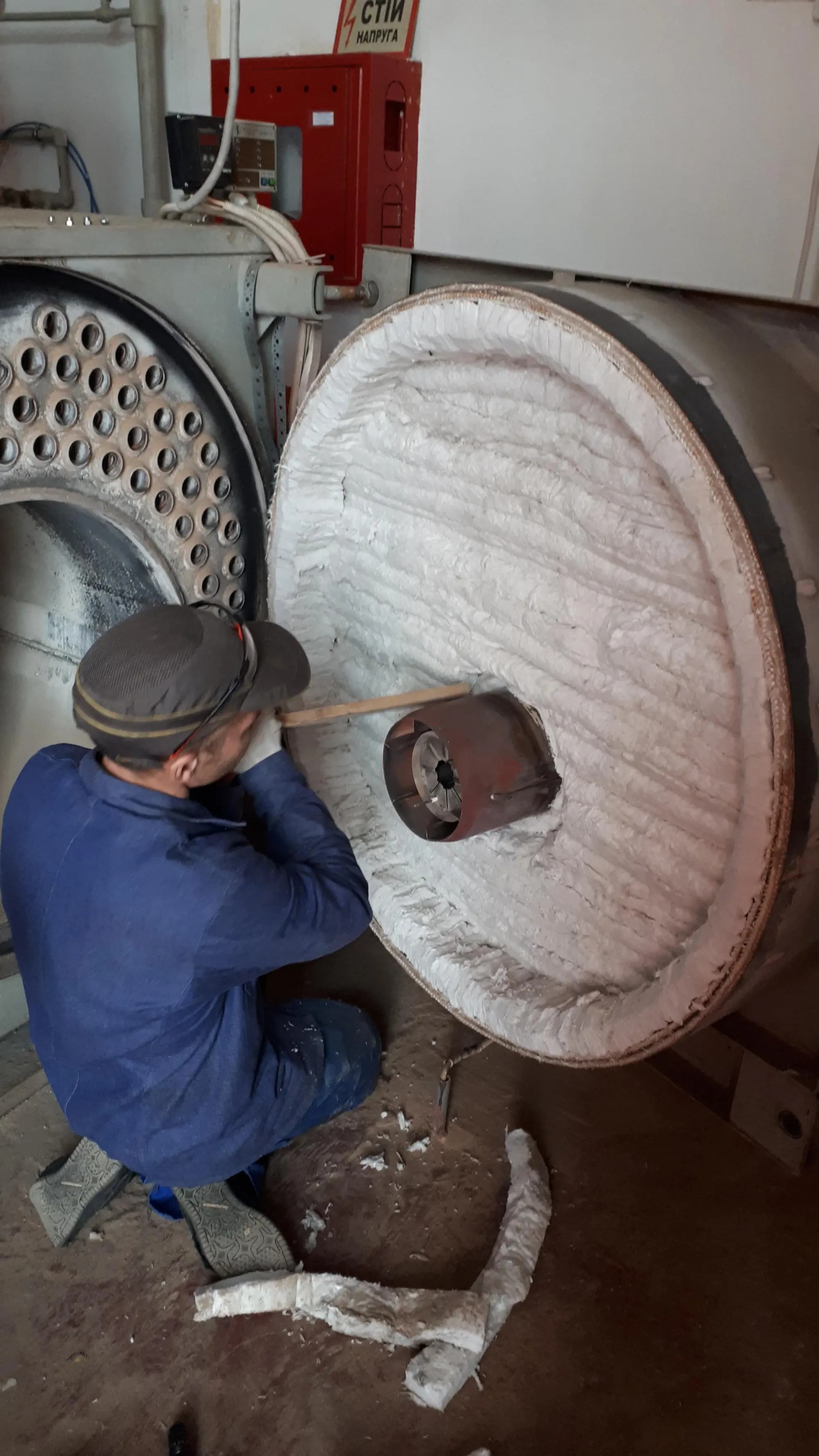 Reparación del aislamiento térmico de la placa frontal de la caldera 1