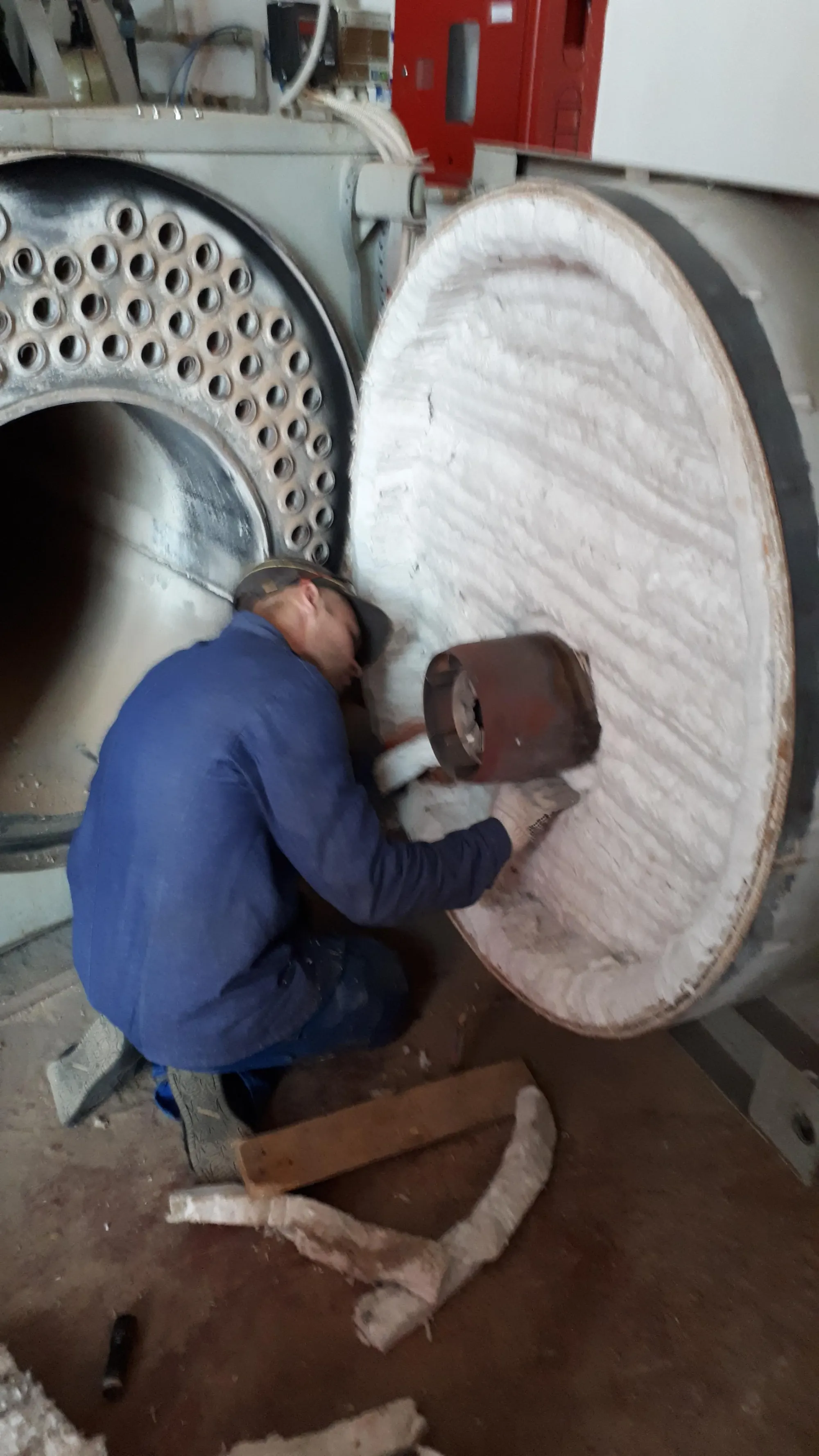 Reparación del aislamiento térmico de la placa frontal de la caldera 2