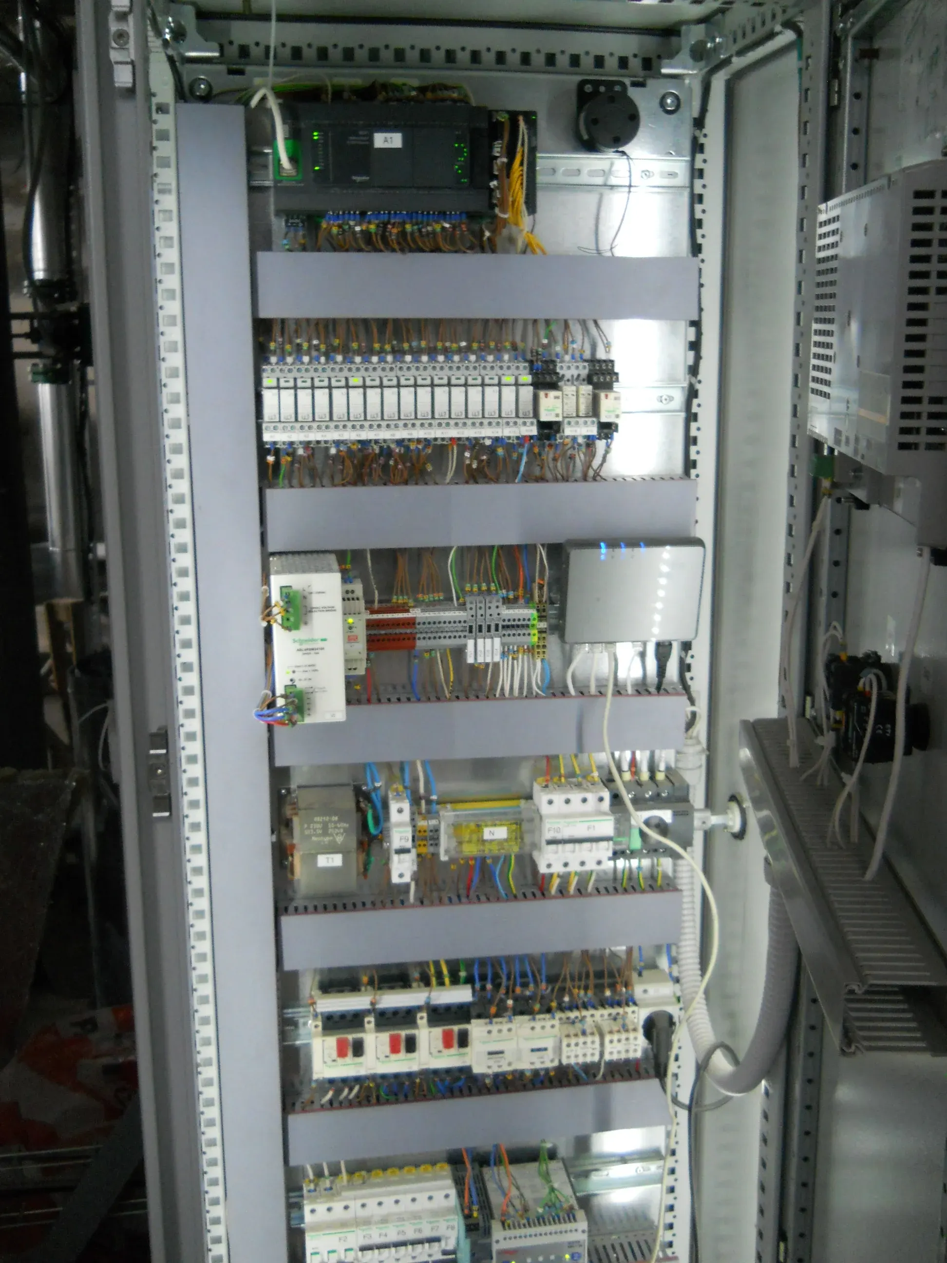 Instalación del sistema de automatización y suministro eléctrico de una sala de calderas de vapor 3