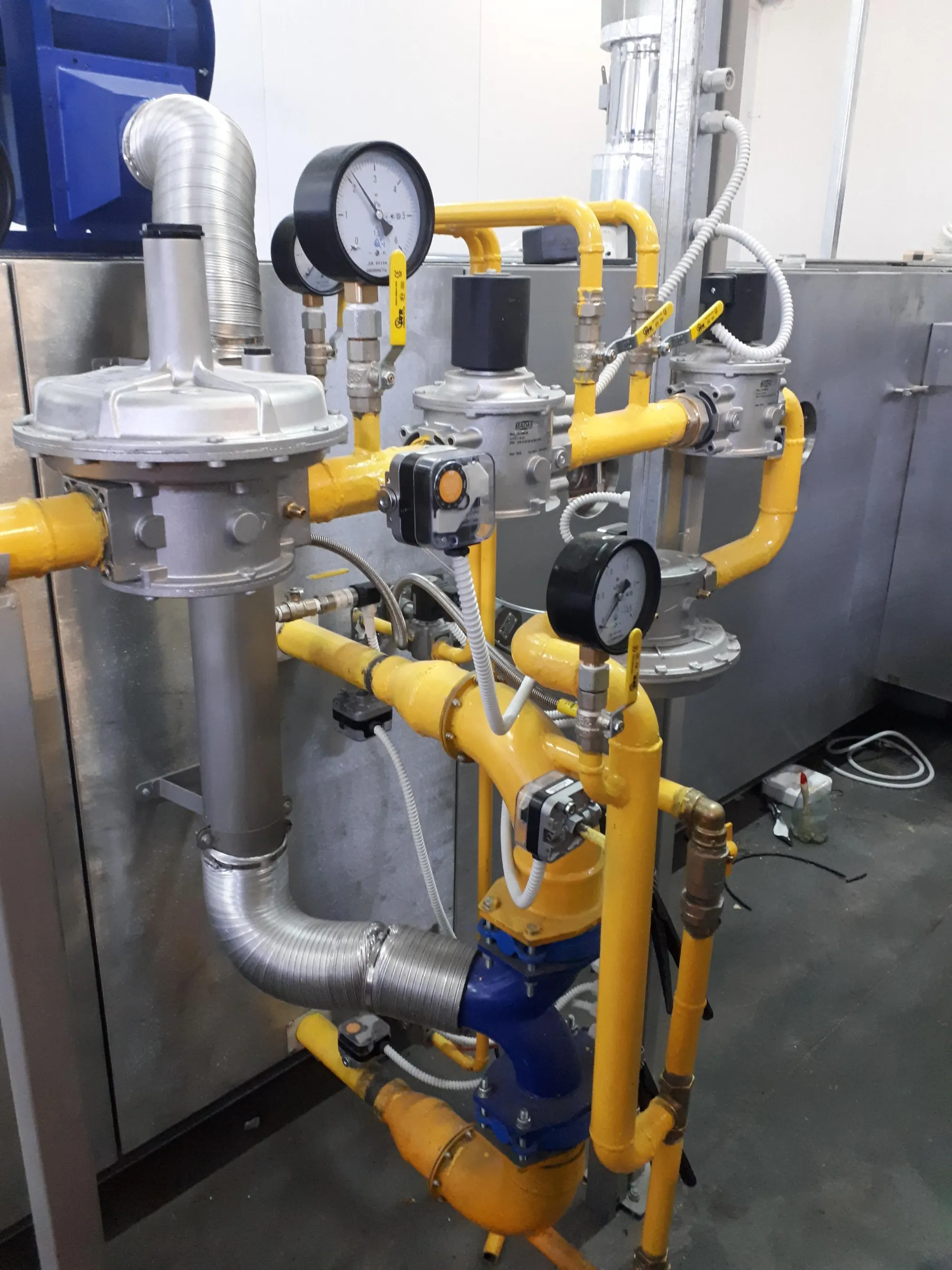 Instalación del sistema de automatización y suministro de gas de un horno de obleas Nagema G30 3